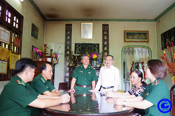 Bộ đội Biên phòng tỉnh Tiền Giang tổ chức thăm, tặng quà các thủ trưởng nghỉ hưu