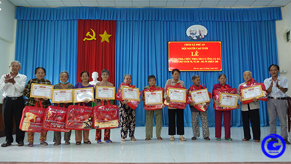 Huyện Cai Lậy: Chúc thọ hơn 3.400 người cao tuổi
