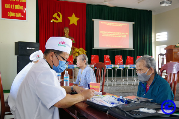 Quân y Bộ đội Biên phòng tỉnh Tiền Giang khám bệnh, phát thuốc miễn phí cho người dân khu vực biên giới biển