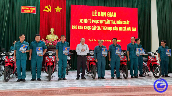 Thị xã Cai Lậy bàn giao 10 xe mô tô cho Ban Chỉ huy Quân sự cấp xã phục vụ tuần tra, kiểm soát