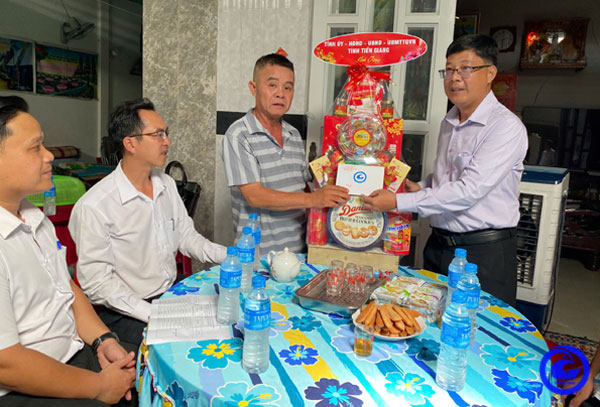 Phó Chủ tịch Hội đồng nhân dân tỉnh thăm gia đình chính sách tại huyện Cái Bè
