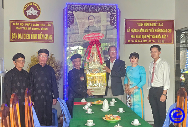 Ủy ban Mặt trận Tổ quốc Việt Nam tỉnh Tiền Giang: Thăm, chúc mừng Ban Đại diện Giáo  hội Phật giáo Hòa Hảo nhân dịp Đại Lễ khai đạo