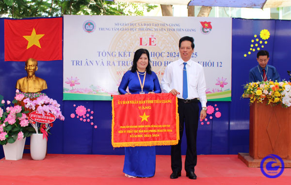Trung tâm Giáo dục thường xuyên tỉnh Tiền Giang: Đón nhận Cờ thi đua của Ủy ban nhân dân tỉnh