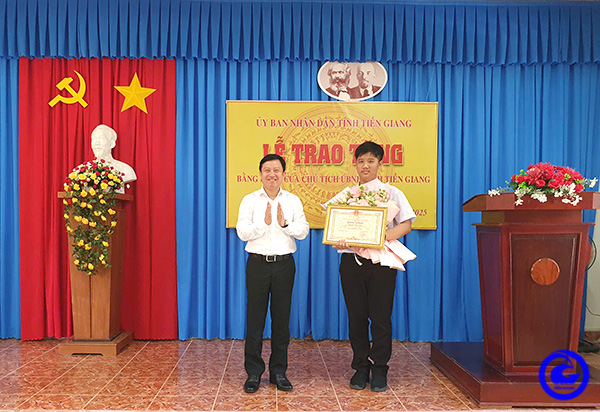 Trao Bằng khen cho học sinh Nguyễn Nhựt Lam giành Vòng nguyệt quế Olympia