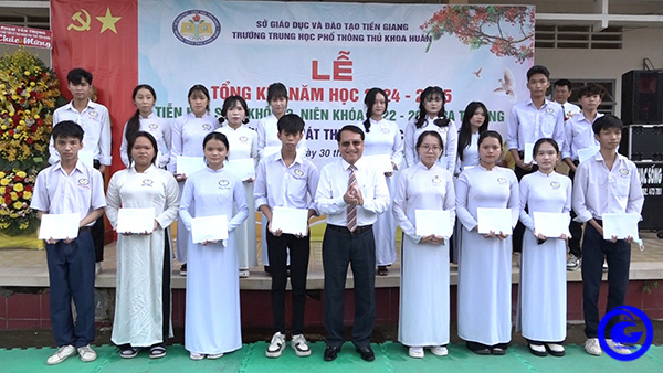 Phó Chủ tịch Ủy ban nhân dân tỉnh dự Lễ tổng kết năm học tại Trường Trung học phổ thông Thủ Khoa Huân