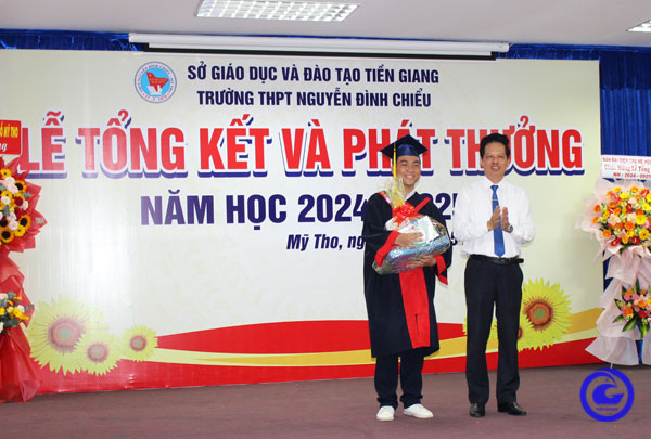 Phó Chủ tịch Ủy ban nhân dân tỉnh dự Lễ tổng kết năm học tại Trường Trung học phổ thông Nguyễn Đình Chiểu