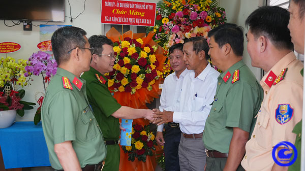 Ban Giám đốc Công an tỉnh chúc mừng các cơ quan báo chí nhân kỷ niệm 100 năm Ngày Báo chí cách mạng Việt Nam