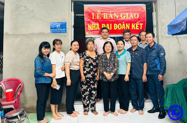 Nguyên Phó Chủ tịch nước Trương Mỹ Hoa bàn giao nhà Đại đoàn kết tại xã Trung An