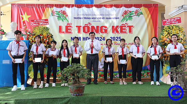 Trưởng Ban Tuyên giáo và Dân vận Tỉnh ủy dự tổng kết năm học tại Trường Trung học cơ sở Xuân Đông