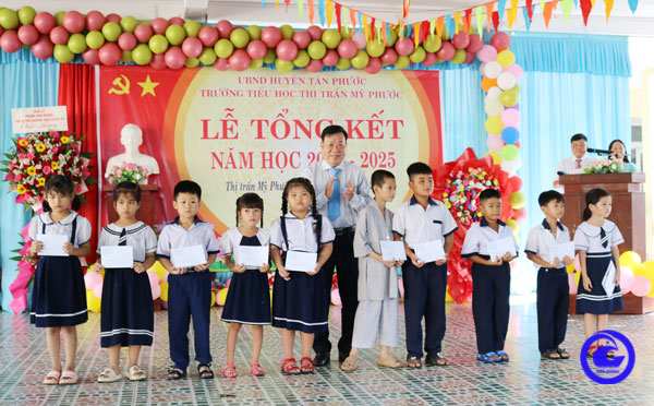 Chủ nhiệm Ủy ban Kiểm tra Tỉnh ủy Tiền Giang dự Lễ tổng kết tại Trường Tiểu học Thị trấn Mỹ Phước