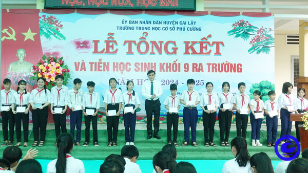 Trưởng Ban Tổ chức Tỉnh ủy dự Lễ tổng kết năm học tại Trường Trung học cơ sở Phú Cường