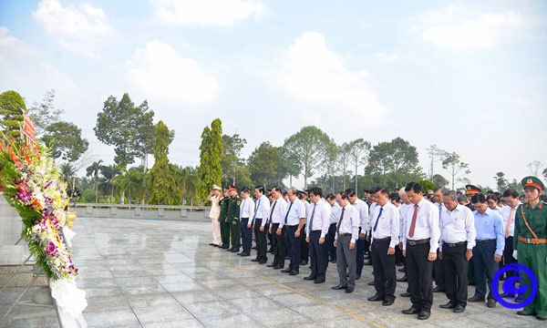 Lãnh đạo tỉnh Tiền Giang viếng Nghĩa trang liệt sĩ tỉnh